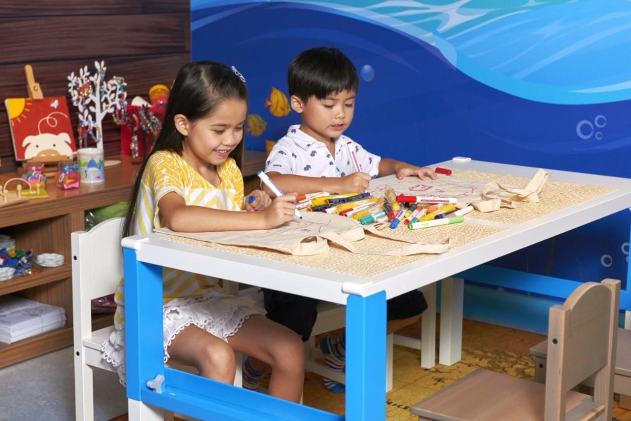 Hong Kong Gold Coast Hotel Exteriör bild Children playing with toys