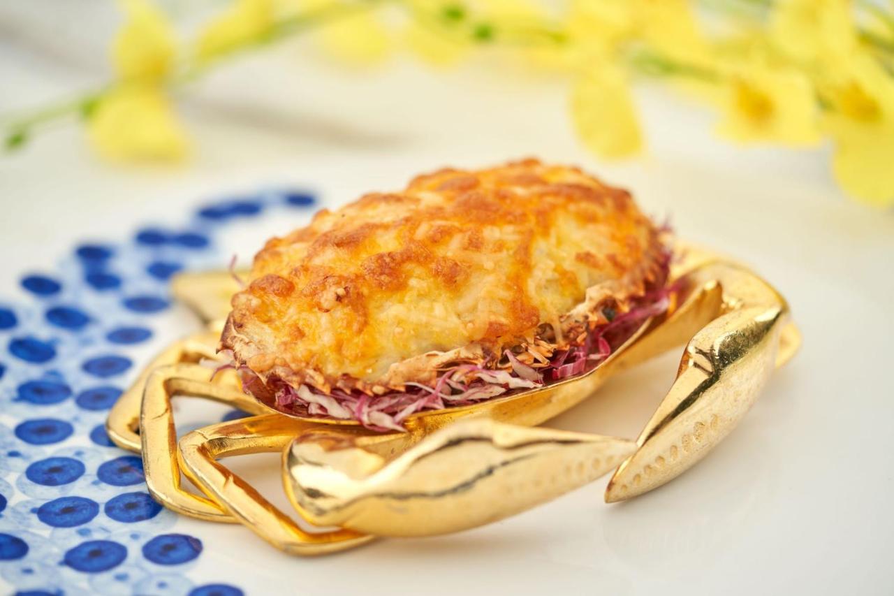 Hong Kong Gold Coast Hotel Exteriör bild A crab-shaped crab cake