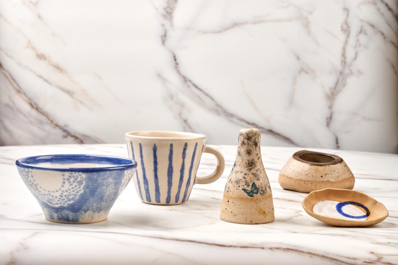 Hong Kong Gold Coast Hotel Exteriör bild Ceramic tableware