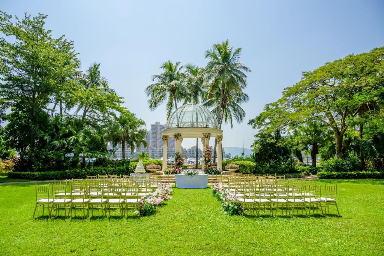 Hong Kong Gold Coast Hotel Exteriör bild The lawn at the Hong Kong Club