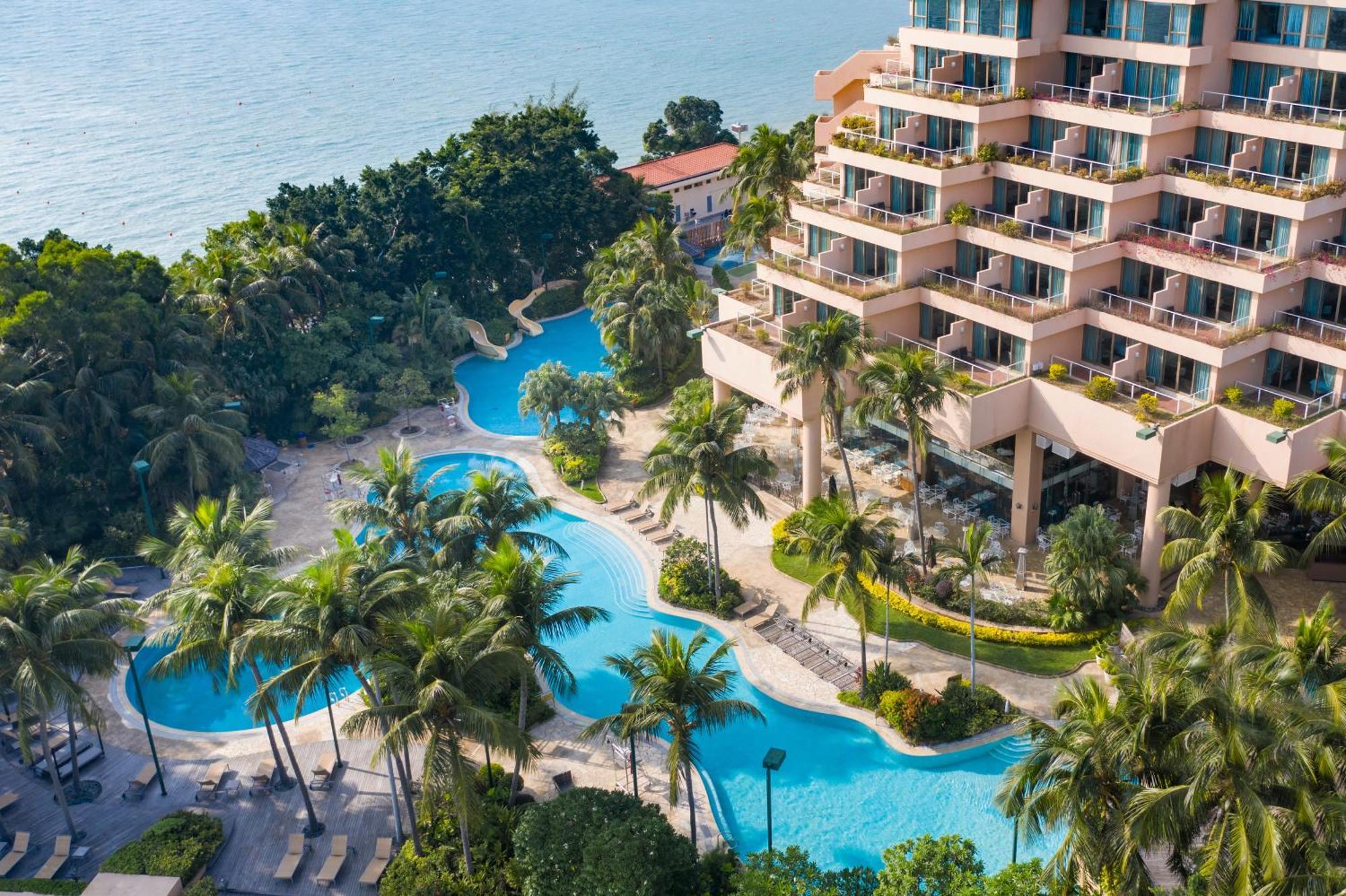 Hong Kong Gold Coast Hotel Exteriör bild The swimming pool at Shangri-La Tanjung Rhu