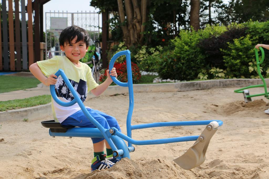 Hong Kong Gold Coast Hotel Exteriör bild A child playing with a sandbox digger