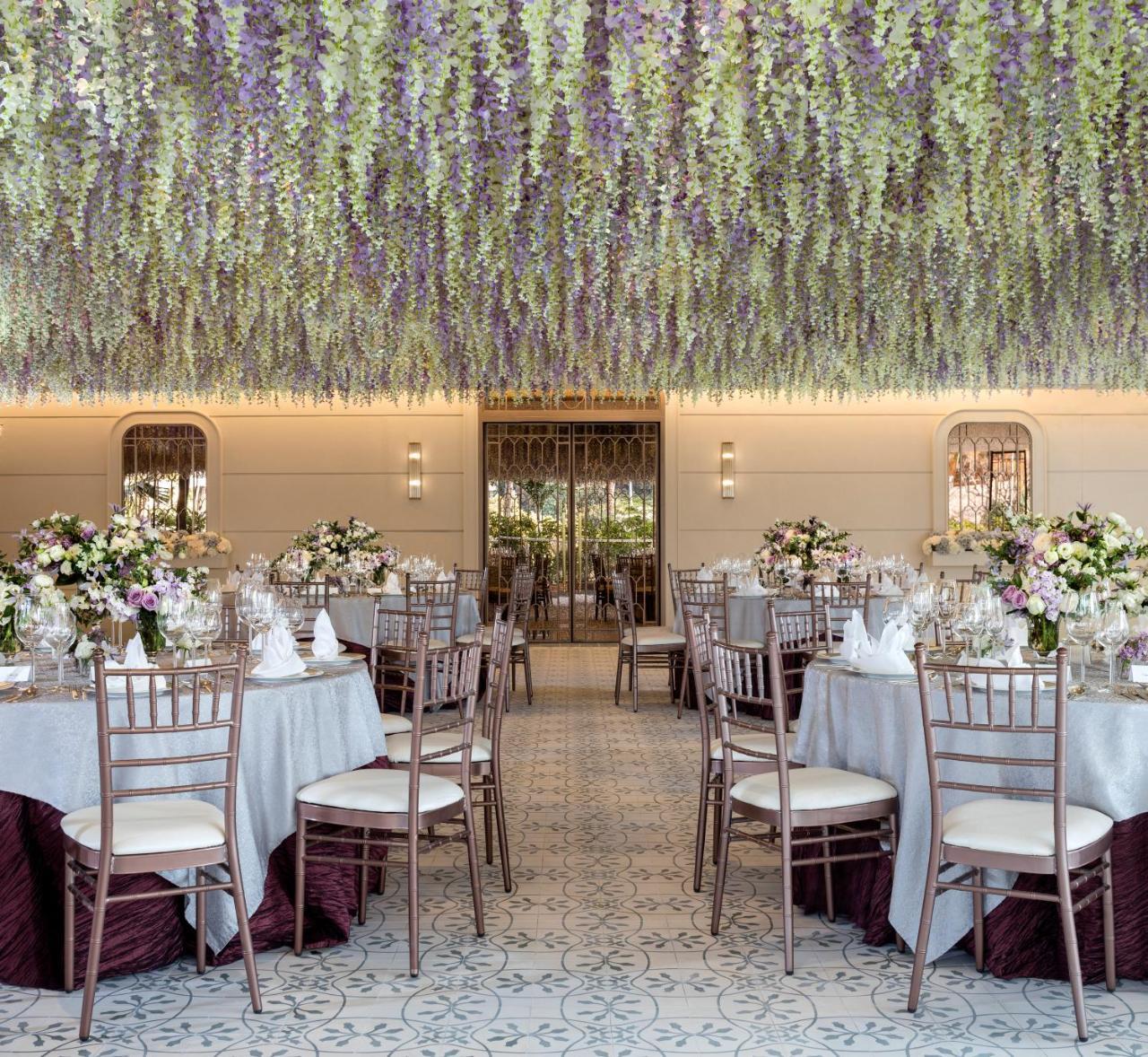 Hong Kong Gold Coast Hotel Exteriör bild The Wisteria Room