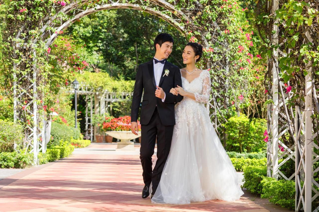 Hong Kong Gold Coast Hotel Exteriör bild Wedding in the Rose Garden